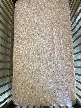 Babyletto Cotton Muslin Pink Daisy Crib Sheet